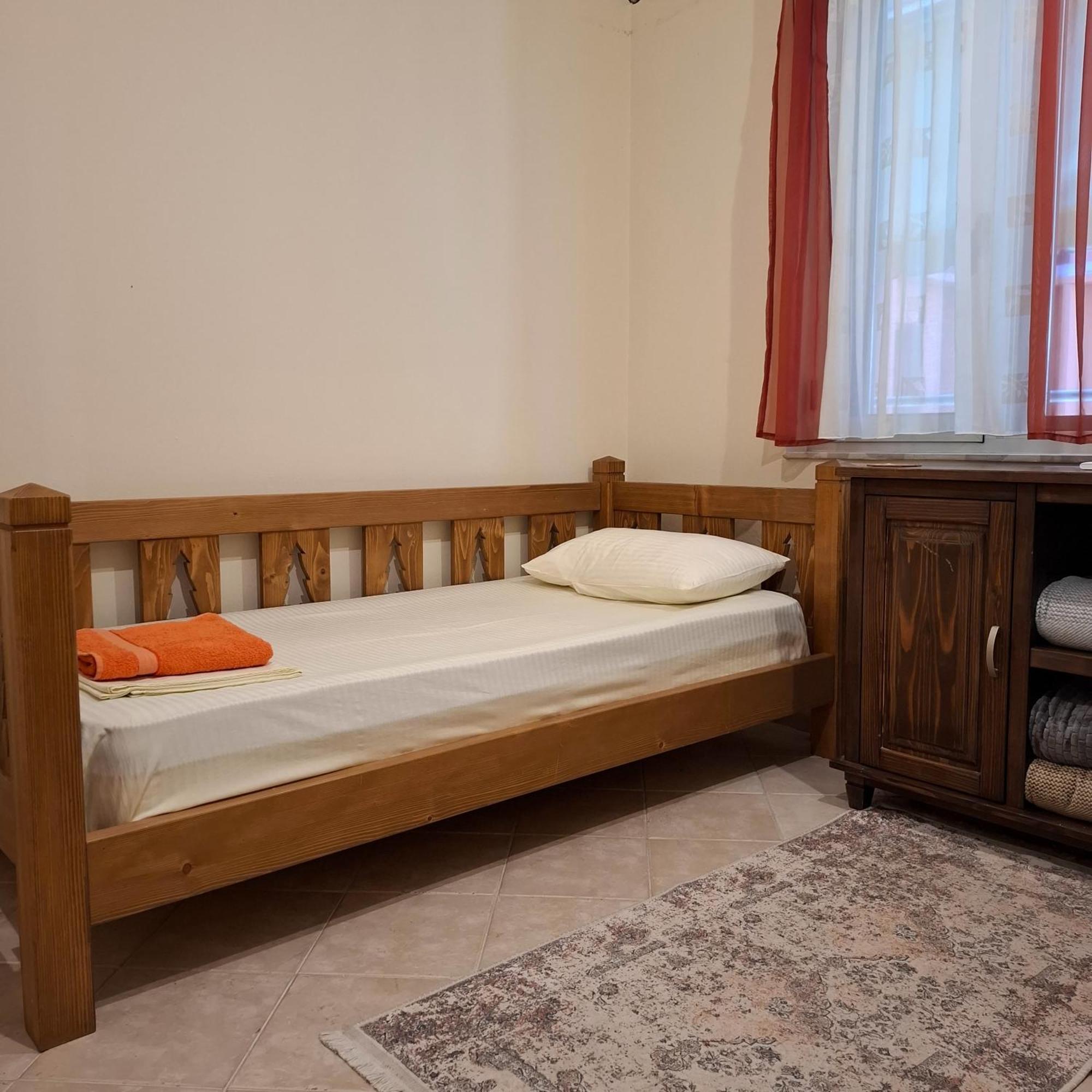 Hostel Nena Semi Tiranë Ngoại thất bức ảnh